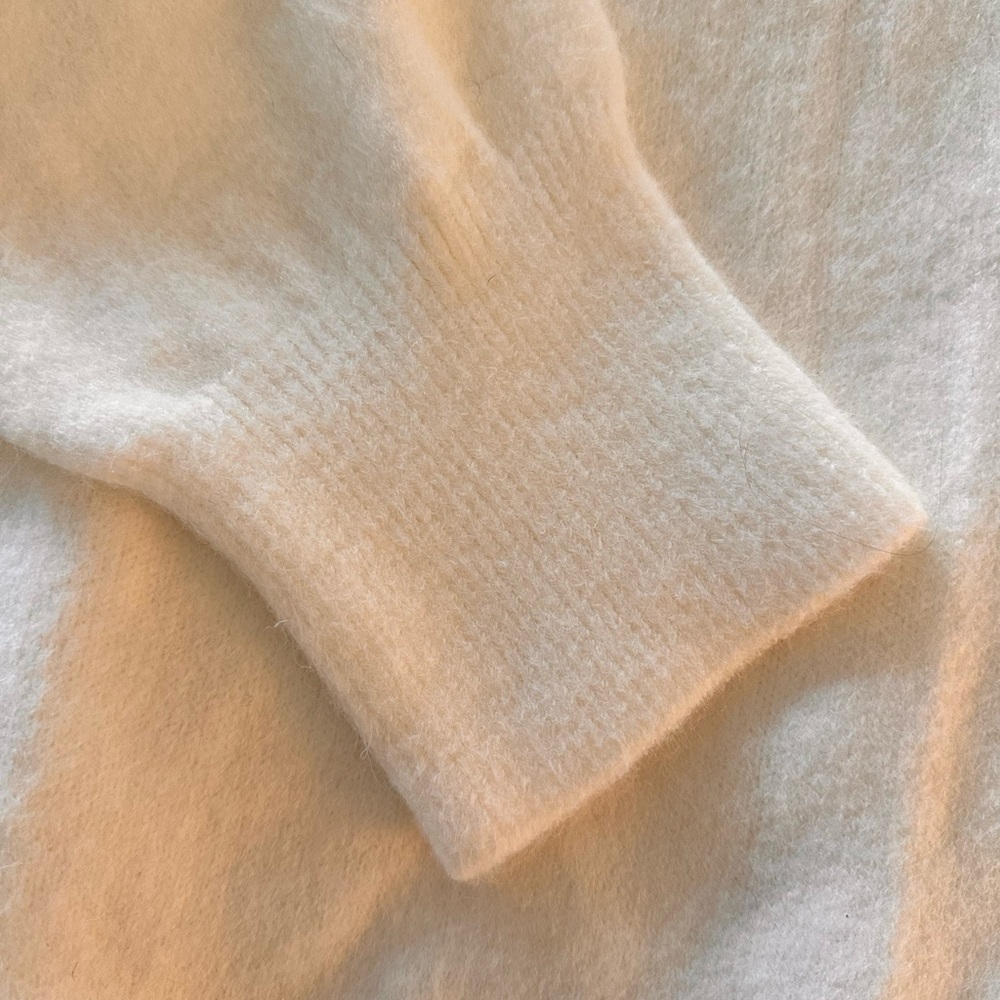 Chic Ivory Turtleneck Sweater - Picture 3 of 4